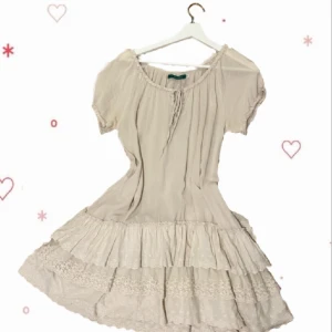 Sommarklänning - Jättefin sommarklänning, lite genomskinlig i tyget💗 köpt secondhand men jag har knappt använt den, fint skick🩷 står storlek S men den är ganska stor i midjan. Väldigt fin till fairycore/fairygrunge stil🩷
