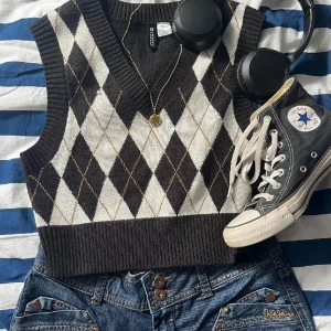 Brown-white cardigan🌻 - 2000s Gap brown/white mixed knitted sweater.🎀 Beautiful short sleeved shirt with a v neck and stretchy material.You can layer this top beautifully and feel free to wear this beauty in all seasons.💕