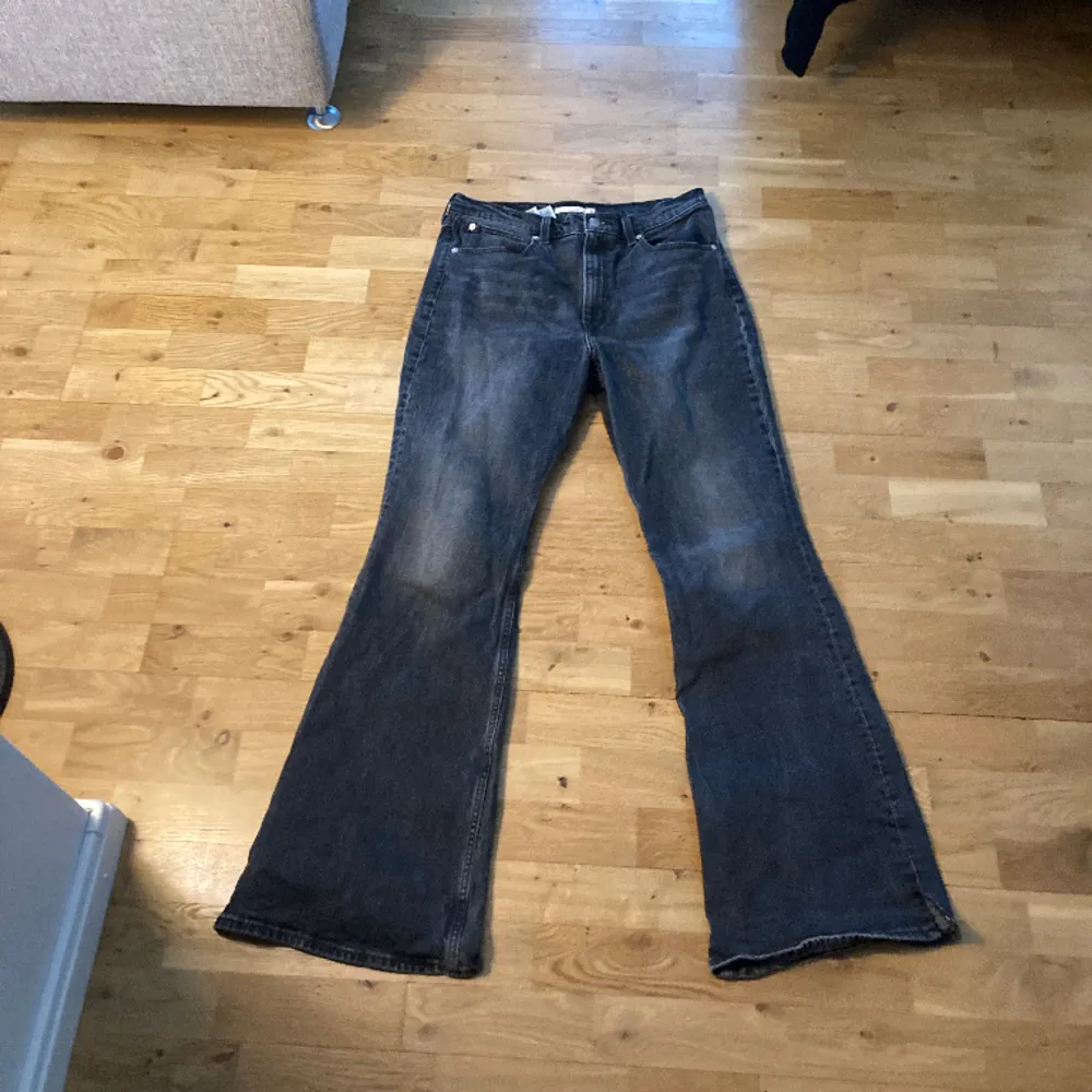 Snygga bootcut/flared jeans från Levi’s. I bra skick, små slits längst ner. Storlek 31/34. Dam modell men passar herr också.. Jeans & Byxor.