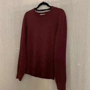 Vinröd sweatshirt  - Säljer nu denna super snygga vinröda sweatshirten från pier one som är i dunder skick. Tröjan sitter som den ska och är i storlek S. Referens-passar dom som är 165-185 cm lång. Hör gärna av dig vid frågor eller funderingar😃