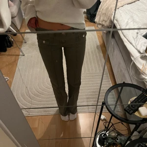 Gröna jeans - Sälje nu ett par jättefina gröna jeans från hm, det finns inga defekter då dom är så gott som oanvända, storlek 34