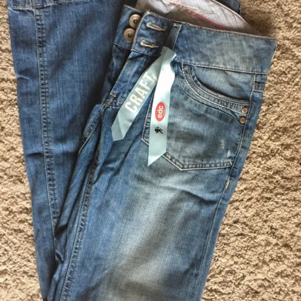 Jeans från espirit, midja 38 cm. Köpta secondhand har Inga defekter som jag kan se :) . Jeans & Byxor.