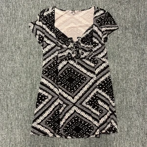 Skön sommartopp  - Väldigt fin sommartopp med knytning. Köpt på halens för herrans många år sedan 😆 Kommer från ett djur och rökfritt hem.