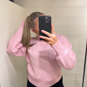 Rosa tröja  - Säljer denna stickade tröja då den inte kommer till användning. Aldrig använd så skicket är nytt. 