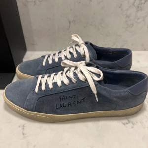 Säljer dessa eftertraktade skor från yves saint Laurent i färgen blå. Skorna är i fint skick, storlek 44. Box och korten medföljer vid köp. 