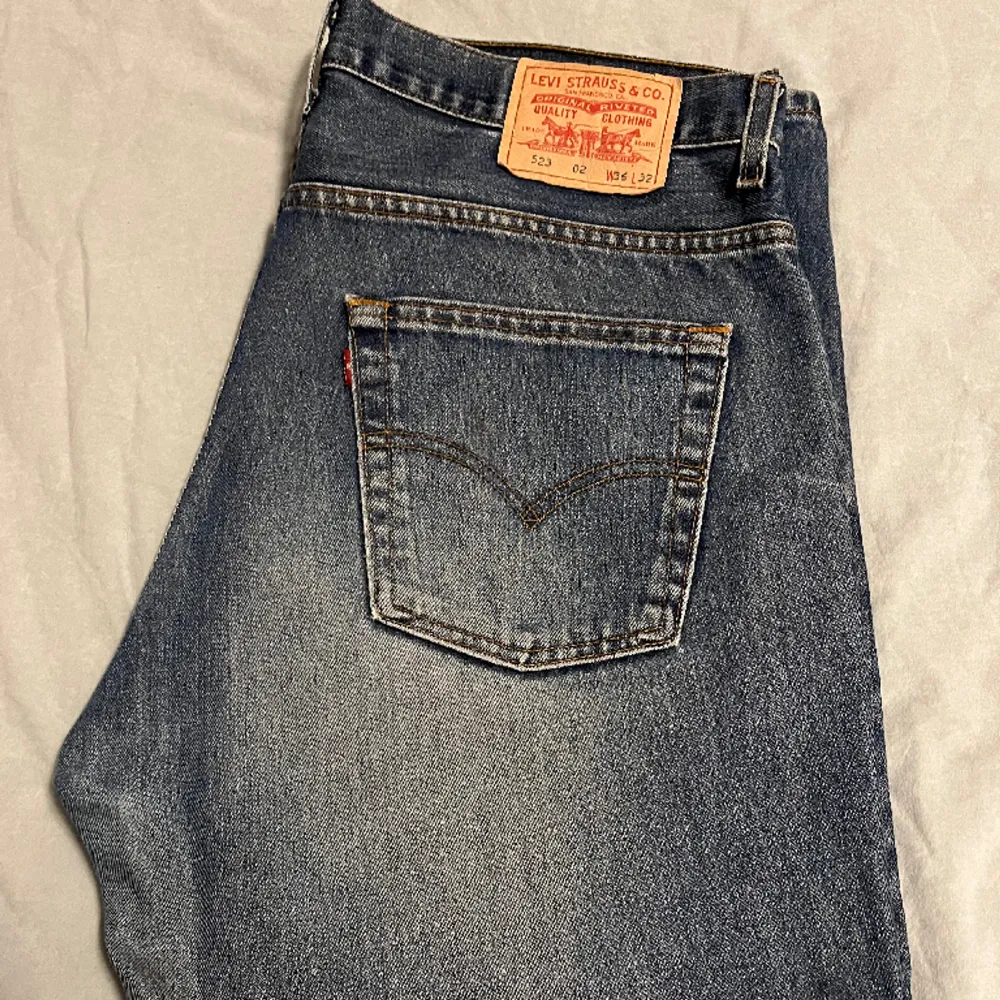 Säljer ett par feta vintage levis jeans. Dom är raka och påminner mycket om 501.. Jeans & Byxor.