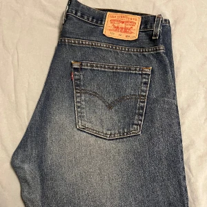 Levis 523 - Säljer ett par feta vintage levis jeans. Dom är raka och påminner mycket om 501.
