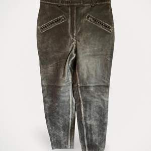 Byxor från H&M Leather.  Storlek: 42 Material: Läder Nypris: 1950 SEK Helt ny, men utan prislapp.