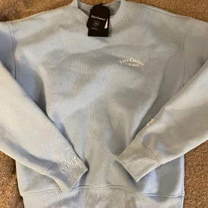 Juicy set - Säljar detta helt oanvända juicy couture💙 Storlek S på båda delarna! Säljer båda delarna för 450 men pris kan absolut diskuteras & köparen står för frakten 🫶🏼