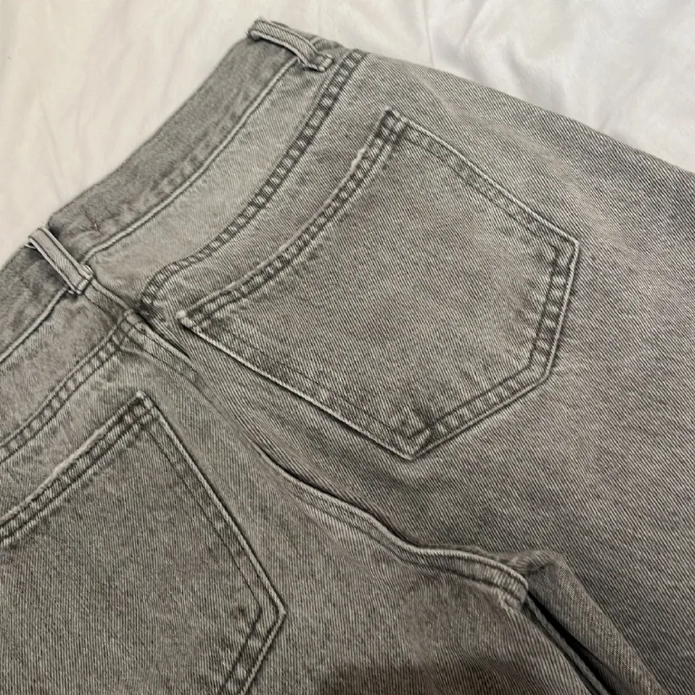 Hej jag säljer dessa low Waits straight jeans från Gina tricot💖 säljer dem då jag inte får användning av dem💖 pris går att diskutera 🥳 Orginalpris 500kr, jeansen är som nya 💕. Jeans & Byxor.