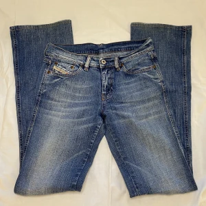 Lågmidjade Diesel jeans - Säljer ett av mina favorit par av jeans då de blivit för små. Midja: 36cm, Lår: 21cm, Innerbenslängd: 81cm, ytterbenslängd: 102cm. Pris går att diskutera 