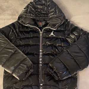 Jorden jacka - Säljer Jordan jacka, använd några gånger. Grymt skick! Pris:950kr. Kontakta mig för mer info!"