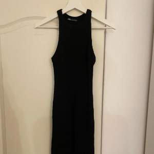 Säljer denna klänning från zara 💖 sitter tajt & går ungefär ner till knäna 👌🏼 Pris kan absolut diskuteras & köparen står för frakten 🫶🏼