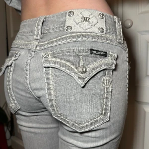 Miss me jeans  - Supersnygga jeans från Miss Me! Bra skick! Passar för dig med kortare ben (modellen är 167). Strl 28 Midja rakt över 38-40 cm stretch Innerben 72,5 cm Ytter 93 cm