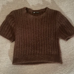 Stickad t-shirt - Säljer denna supersnygga stickade t-shirt från zara! 💓Den har inga defekter eller hål☺️ Den är i storlek s men är liten i storleken. Den är vinröd vilket kanske är lite svårt att se i bilden (skriv privat för fler bilder) 💘💘