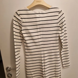 Trikåklännimg  - Sparsamt använd. Storlek xs från h&m. Elegant matrial. 