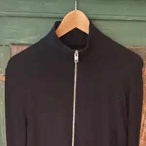 Fräsch Jack And Jones zip. Skick: 8/10. Använd ganska mycket men bra skick ändå. 