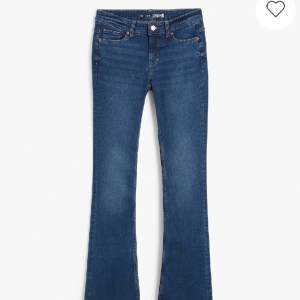 Blåa kappahl jeans nästan oanvända. Storlek 36. Säljer pga att jag har många jeans. Skulle säga att de är lågmidjade  jeans. De är även köpt för 500kr. Skriv om ni vill ha mera information🥰