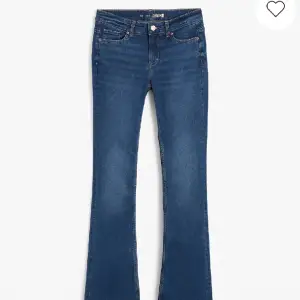 Blåa kappahl jeans nästan oanvända. Storlek 36. Säljer pga att jag har många jeans. Skulle säga att de är lågmidjade  jeans. De är även köpt för 500kr. Skriv om ni vill ha mera information🥰