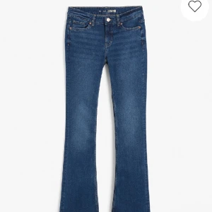 blåa kappahl jeans - Blåa kappahl jeans nästan oanvända. Storlek 36. Säljer pga att jag har många jeans. Skulle säga att de är lågmidjade  jeans. De är även köpt för 500kr. Skriv om ni vill ha mera information🥰
