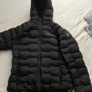 Peak performance jacka  - Säljer nu min Peak performance jacka då den inte passar.  Nypris cirka 2800. Skick 10/10 knappast använd. Storlek ”L”
