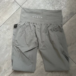 Nvgtn tights i nyskick - Säljer mina tights från nvgtn som är använda fåtal gånger 🩷