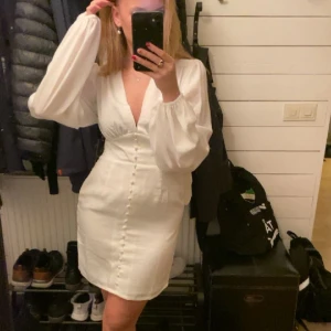 Student klänning - Säljer en klänning som jag tänkte ha till studenten men har hittat en annan, helt oanvänd med prislappen på. Köpt för 700