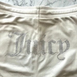Juicy Couture byxor - Boootcut modell. Färg beige.  Använt fåtal gånger.  Storlek M. 