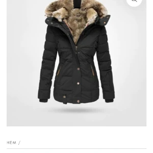 Varm, vattentät vinterkacka - Storlek S men skulle säga att den sitter som en medium och den kostade 1049kr innan, aldrig andvänds så pris just nu 900kr men man kan komma med förslag på vad man kan ge för den.