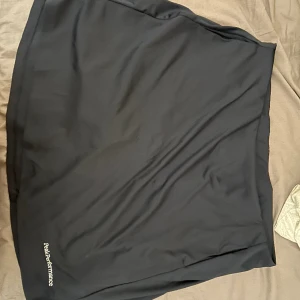 Peak performance tenniskjol - Helt oanvänd, nyskick  Perfekt inför sommaren och träning  Shorts inbyggda  Nypris 900