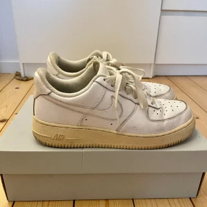 Nike Air Force - Nike Air Force i storlek 39. Ganska slitna.