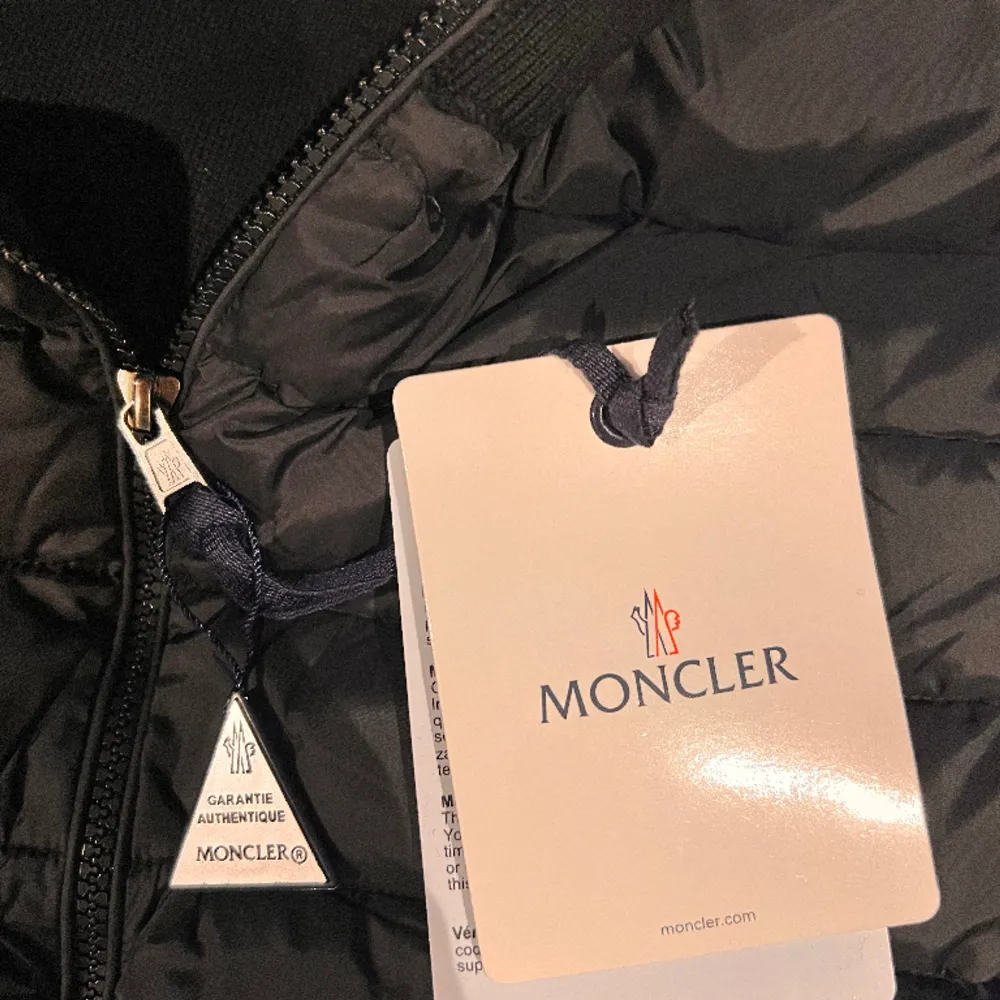 Säljer denna fetta moncler cardigan i svart skick 10/10 storlek är XL men är väldigt liten o sitter absolut som M. Otroligt bra pris. Kvitto finns! Vid fler frågor skriv! Priset går alltid att diskutera!. Jackor.