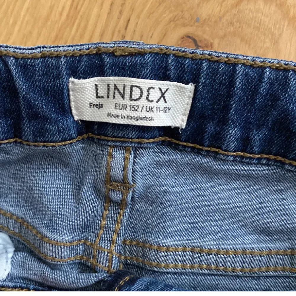 Mörkblåa flared jeans från Lindex barnavdelning. Midjan är justerbar. Orginalpris 399 kr. Jeansen är slutsålda i just denna storlek. Säljer pga försmå. Skriv om ni har några frågor🤗❤️. Jeans & Byxor.