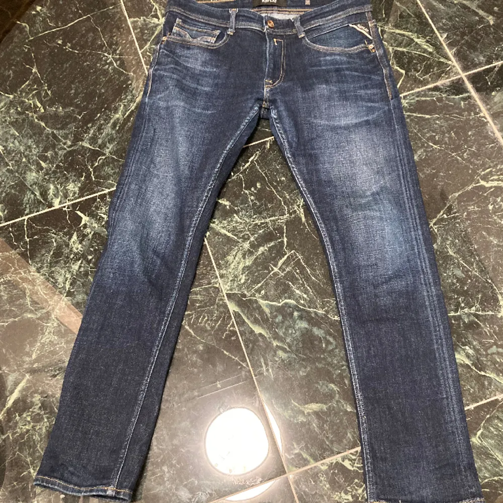 Replay-Jeans i fint skick (7,5/10). Midjan är Cirka. 29-31 och längden runt 31-33. Straight/slim fit. . Jeans & Byxor.