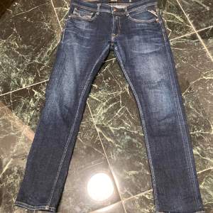Replay-Jeans i fint skick (7,5/10). Midjan är Cirka. 29-31 och längden runt 31-33. Straight/slim fit. 