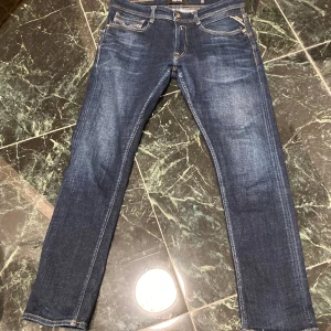 Replay Jeans 30/32 (cirka) - Replay-Jeans i fint skick (7,5/10). Midjan är Cirka. 29-31 och längden runt 31-33. Straight/slim fit. 