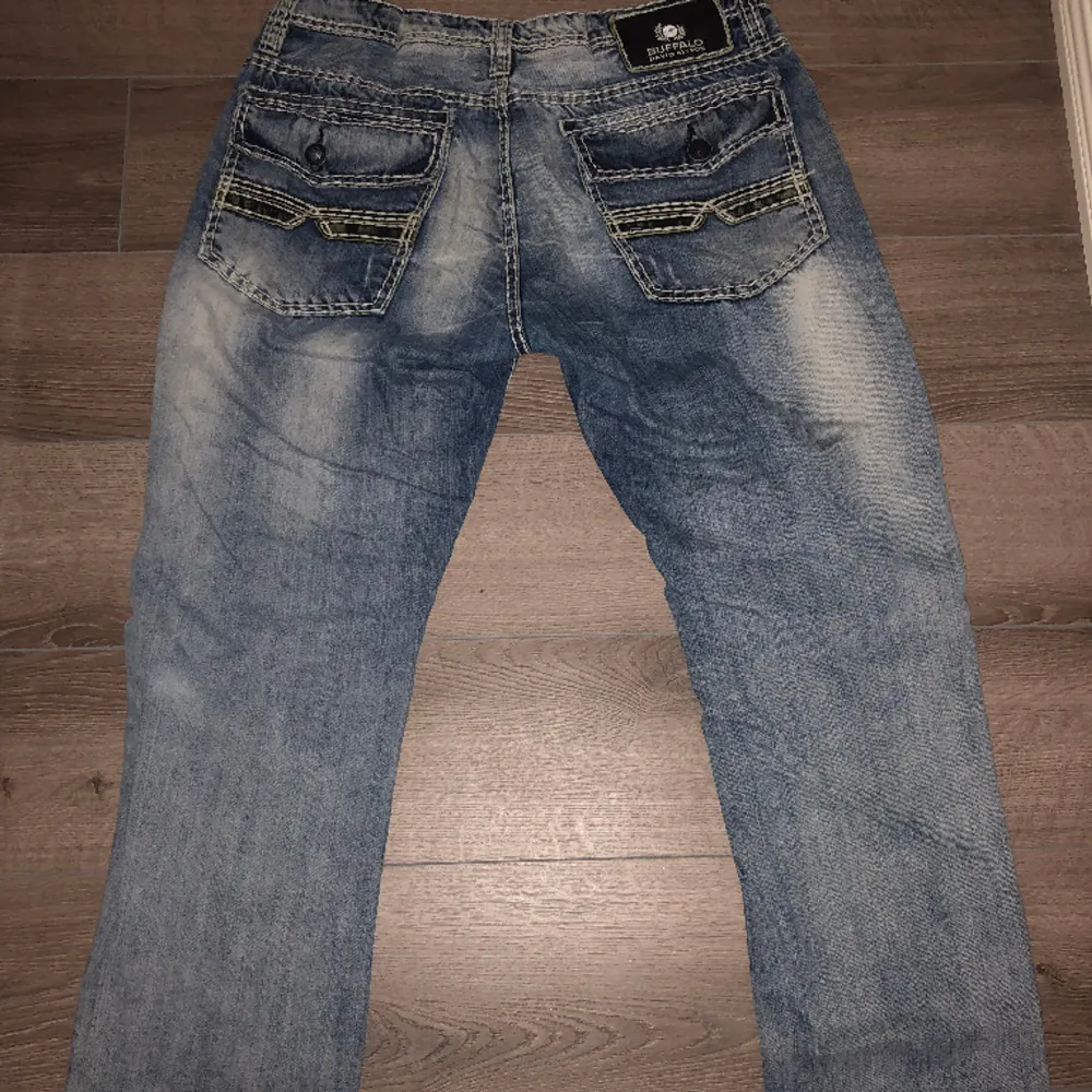 Använder inte dessa Buffalo jeans längre och jag behöver pengar, är i perfekt sikt har inte alls använts mycket . Jeans & Byxor.