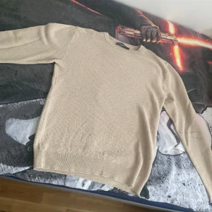 Beige stickad tröja från dressman helt ny - Haft på mig den en gång och det var inte för mig. Storlek M