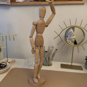 Dekoration - Från Ikea en figur i trä som man kan ändra på hur den ska stå 🤍 inga defekter 