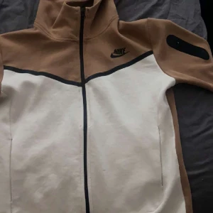 Nike tech - Stl 146-152 barn, köptes på plick aldrig använd. Köptes för 600kr. Jag säljer hrla dettet för  350kr + frakt annars byxorna för 150kr och tröjan för 200kr
