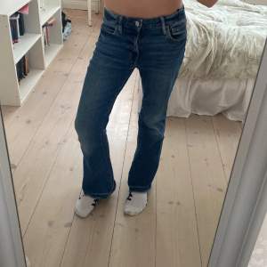 Superfina mörkblåa jeans, utsvängda💗nypris 500 kr💗kom privat för mått!