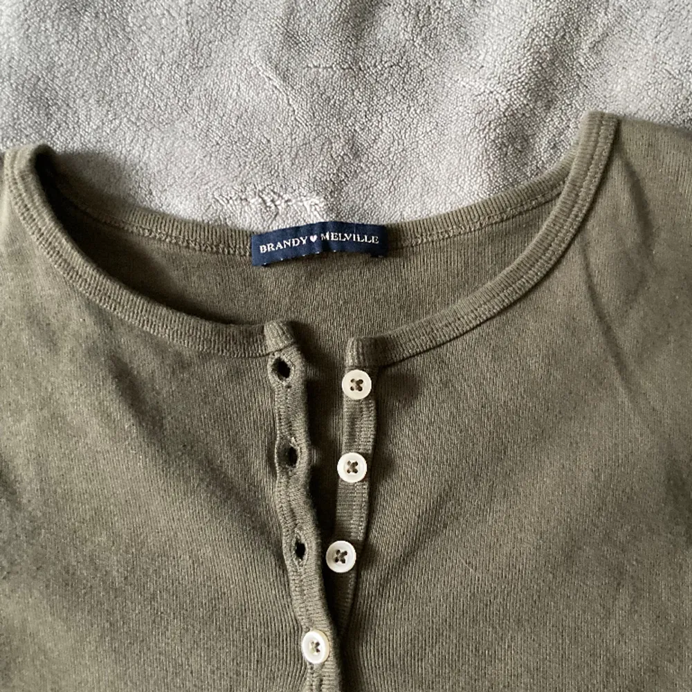 Säljer denna knappt använda tröja från Brandy Melville, swipea för produktbild i annan färg. Onesize (passar xs/s). Inga anmärkningar!. Toppar.
