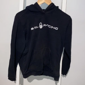 Sailraicing Hoddie  - Vill bli av med den kan gå ner i pris. Skick 8/10 Ny pris- 799kr Mitt pris 200kr