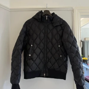 Dunjacka från J Lindeberg  - Dunjacka I bra skick  Storlek L 