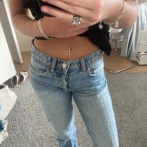 Lågmidjade jeans från Zara i storlek 34💕 Bara att höra av sig vid frågor eller fler bilder!