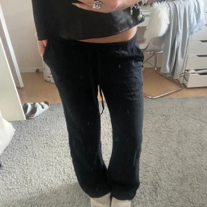 Hm linnebyxor  - Populära linnebyxor från hm i svart. Lågmidjade och skicket är som nytt💕💕 Bara att höra av sig vid frågor eller fler bilder!