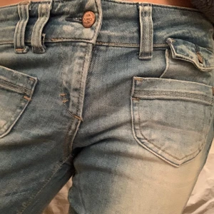 Skitsnygga Only jeans!🥰 - Avbalka Only jeans med coola fram/bakfickor, bra i längd på mig som är runt 170cm🥰🩷PRIS GÅR ATT DISKUTERA!!!