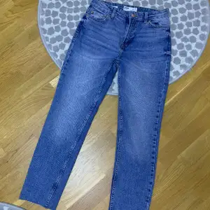 Straight cropped jeans från bershka säljes i mycket fint skick. Använda ca 1-2 ggr. Hög midja, och lite kortare i längden 🌸