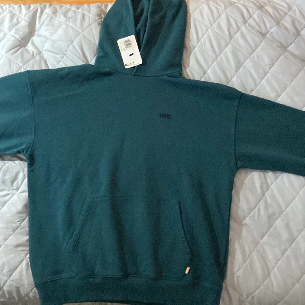 Hoodien är endast testad i ungefär en minut totalt. Den är storlek M RELAXED FIT. Jag fick denna i julklapp och den var för stor och nu är det för sent att lämna tillbaka. Kvitto finns inte då det som sagt var en julklapp. Nypris 800kr ish. Hupparit & Collegepaidat.