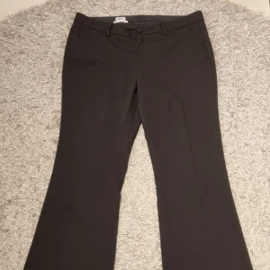 Finbyxor från Flippa K  - Finbyxor i svart från Flippa K  Storlek M  Använda men i bra skick. Lite bootcut passform  Kommer från ett rökfritt och djurfritt hem 